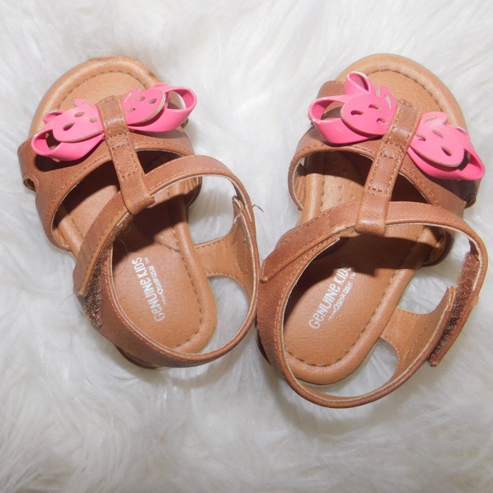 Pink bowed Sandals.